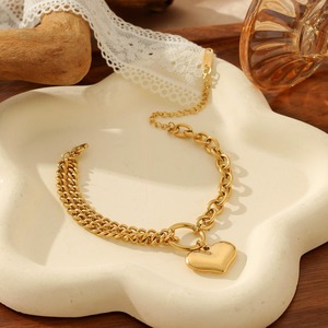 สร้อยข้อมือสแตนเลสสตีลชุบทองรูปหัวใจ LOVE ดีไซน์หลากหลายสำหรับผู้หญิง |   ทันสมัย ป้องกันอาการแพ้ และกันน้ำ - Product Image 2