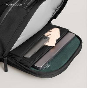 Zaino per Laptop in Denim Premium Troubadour Apex 4.0 |   22L |   Nero |   Fodera in poliestere |   Chiusura con Cerniera |   Imbracatura Ergonomica a Curva S - Product Image 5