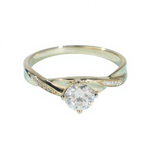 Anillo de Compromiso Clásico de Oro Sólido de 14K con Moissanita, Corte Brillante Redondo, Engaste de Garras, Acentos Laterales Pavé para Mujer - Product Image 1