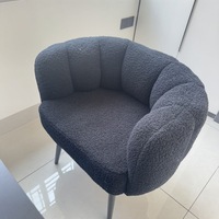 Chaise de canapé simple de haute qualité avec cadre en bois massif tufté couleurs disponibles pour l'utilisation de vanité de loisirs de salon à la maison