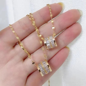 Collar con colgante geométrico dorado con micro circonitas y cadena para la clavícula, ideal para fiestas y como joya de moda. - Product Image 2