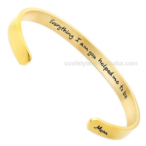 Brazalete de acero inoxidable de 6mm para mujer, niña, inspiración, regalo de amistad, "Mamá, todo lo que soy, me ayudaste a ser" grabado - Product Image 1