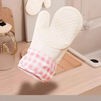 Gants de four en silicone épaissis, doublés de coton, à carreaux roses, antidérapants, résistants à la chaleur, spécialement conçus pour la cuisson au micro-ondes