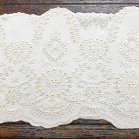 En stock – 8 motifs – Tissu jacquard ondulé brodé double face en coton blanc écologique, de poids moyen, enduit de PVC