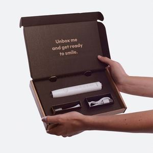 Cajas de envío blancas de 3 capas con logotipo personalizado Carpeta de embalaje de papel tipo esponja con forro de laminación mate y grabado en relieve - Product Image 3