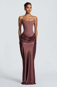 OUDINA Vente en gros Robes longues de <span class=keywords><strong>cocktail</strong></span> élégantes en satin de haute qualité, sans bretelles, épaules dénudées, silhouette cintrée, dos noué - Product Image 2