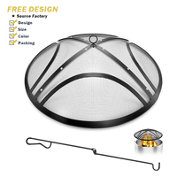 Grille de protection classique en métal pour foyer extérieur avec poignée et pique à brasero, garantissant la sécurité pour l'utilisation dans les jardins et en camping