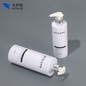 Botella plana blanca Myn de 500 ml con cabezal de bomba de aluminio galvanizado para champú, gel de ducha y loción corporal - Product Image 4