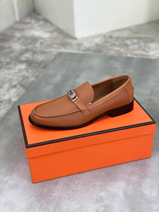 Mocasines clásicos de cuero liso para hombre con cierre metálico, zapatos sin cordones para ocasiones semiformales y salidas diarias. - Product Image 4