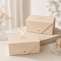 Boîte cadeau pliable de style enveloppe personnalisée, boîte rigide beige avec logo en estampage à chaud pour cosmétiques et cadeaux