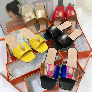 Toptan tasarımcı marka sandal moda bayanlar kadınlar için düz sandalet yaz siyah PU deri terlik 2024