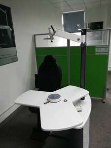 Unidad de Silla y Mesa de Refracción Oftálmica Ergonómica Europea, Mesa de Optometría Metálica con Diseño Deslizante Estable, Disponible para Uso Hospitalario - Product Image 3