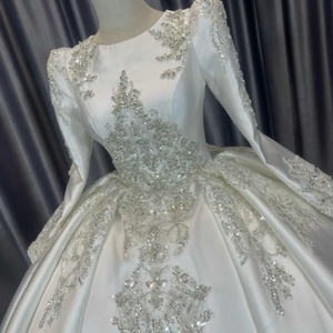 Vestido de Novia Musulmán Lscm74 Personalizado de Satén con Mangas Largas, Espalda Descubierta, Apliques, Escote Corazón y Cola Capilla - Product Image 3