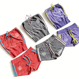 Completo due pezzi in velluto Y2K da <span class=keywords><strong>donna</strong></span>, giacca <span class=keywords><strong>senza</strong></span> <span class=keywords><strong>maniche</strong></span> con cappuccio e pantaloncini, casual, personalizzabile con logo, etichetta privata, misto cotone ed elastan. - Product Image 4