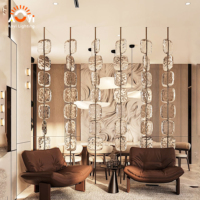 Cloison en verre texturé sur mesure, séparateur de pièce moderne avec luminaire suspendu pour hall d'hôtel, complexe hôtelier, villa de luxe