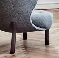 Fauteuil d'appoint moderne et minimaliste en tissu blanc capitonné avec dossier ailé et pieds en bois massif pour salon et chambre à coucher