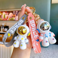 Porte-clés pas cher de dessin animé astronaute, figurine de spationaute, pendentif pour sac et voiture, jouet de machine à breloques pour couple