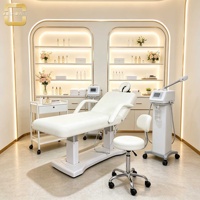 Table de massage électrique blanche moderne avec accoudoirs, lit de beauté de luxe réglable pour salon de soins de la peau et spa médical