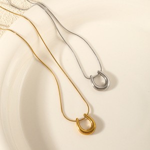 Vente chaude en acier inoxydable brin collier plaqué or à la mode en forme de U pendentif unisexe fête croix à motifs - Product Image 4