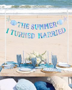 Striscione 'The Summer I Turned Married' - Decorazioni in Lamina Iridescente, Insegna per Festa Nuziale, Sfondo per Sposa Futura, Accessori per Festa in Spiaggia - Product Image 5