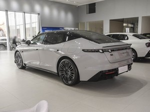 Lynk & Co 10 EM-P 2025 Berlina Media-Grande, Autonomia PHEV WLTC 100-192km, Potenza 390kW, Auto Familiare Premium 4 Porte 5 Posti - Product Image 6