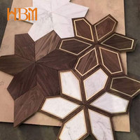 Parquet en chêne multicouche moderne sur mesure avec incrustation de marbre, installation par clips, surface lisse, 600x600mm, 15mm