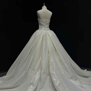 Robe de mariée vintage NT18 en satin ivoire avec fermeture éclair, dentelle florale, appliques en cristal et traîne chapelle - Product Image 6