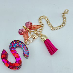سلسلة مفاتيح نسائية عصرية حمراء وردية سلسلة أكواب راتنج جديدة ملحق بحروف إنجليزية شرابة بولي كلوريد الفينيل مطاط أكريليك نمط عابر للحدود - Product Image 4