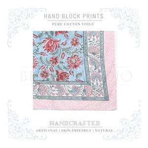 ผ้าซิ่นพิมพ์ลายมือสีแดงและชมพูบนผ้าเดนิมสีซีดจางสำหรับผู้หญิง ผ้าคลุมบิกินี่น้ำหนักเบา เหมาะสำหรับใส่ไปเที่ยวทะเลในช่วงฤดูร้อน - Product Image 4