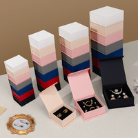 Fabricant de boîtes à bijoux carrées haut de gamme doublées de velours ; Emballage pour bagues, boucles d'oreilles, colliers ; Boîte cadeau pour bracelets et pendentifs ; Découpée à la presse