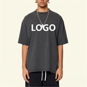 เสื้อยืดคอตตอนผู้ชายไซส์ใหญ่ พิมพ์ลายโลโก้ด้านหน้า แขนสั้น คอกลม ผ้าเจอร์ซีย์ สีดำ ลายตัวอักษร - Product Image 1