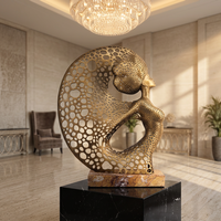Statue de Femme Abstraite en Laiton Vieilli, Sculpture de Luxe sur Socle en Marbre pour Villa, Décoration Intérieure et Projets Hôteliers (Vente en Gros)