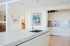 Armoire de cuisine moderne personnalisée laquée très brillante avec grand îlot - Product Image 4