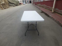 Table pliante robuste pour l'extérieur et l'intérieur, surface en plastique avec structure en métal, légère et peu encombrante
