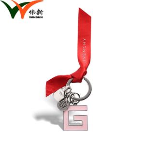 Llavero de Metal con Diseño de Logotipo Único y Moderno, Chapado en Oro, con Esmalte Suave - Product Image 2