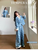 Ensemble deux pièces tie-dye bleu style vintage pour femme, nouvelle collection automne 2026, veste à revers effet deux pièces et pantalon large
