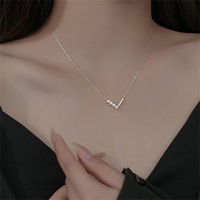 Collier de perles de coquillage blanc personnalisé collier pendentif en V en argent sterling