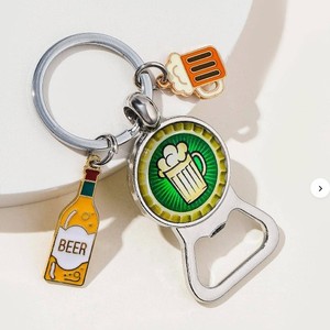 Porte-clés décapsuleur personnalisé 2026 pour canettes de soda et bouteilles de bière, en alliage de zinc, avec logo émaillé et impression UV - Product Image 1
