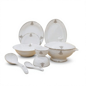 แผ่นรองจานลายดอกเดซี่สีแดง ทำจากเซรามิกเนื้อ Bone China คุณภาพสูง พิมพ์ลายดอกไม้ด้วยมือ ขนาดเส้นผ่านศูนย์กลาง 300 มม. เป็นมิตรกับสิ่งแวดล้อม เหมาะสำหรับงานเลี้ยงฉลองสมรส - Product Image 1