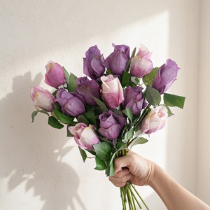 Bouquet de roses artificielles CallaFloral, violet clair, violet foncé, vert, fait main, décoration de mariage, décoration de la maison - Product Image 1