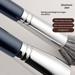 Ensemble de 12 pinceaux de maquillage pour le visage en poils naturels de marque OEM, manche en bois, ensemble complet incluant des pinceaux pour le blush, les fards à paupières, l'ombre à nez et les détails - Product Image 3