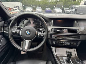 2016 Serie 5 550i XDrive FWD Motor 4L Volante a la Izquierda Interior de Cuero Sedán Faros LED Techo Solar Trasero Autos Usados - Product Image 6