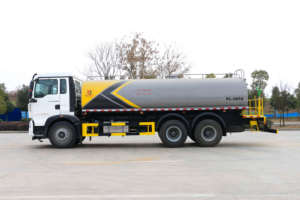 China Can Customize 4*2 Heavy Duty Dust Suppression Truck 5 Cubic Spray Truck City Road Greening <b>Sprayer</b> - Product Image 3