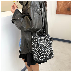 Sac seau tendance avec rivets, sac fourre-tout inspiré du punk, sac à bandoulière de haute qualité pour femmes - Product Image 5