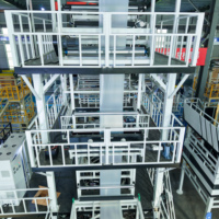 Machine de soufflage de film à trois couches en co-extrusion HDPE/LLDPE, production de 300 kg/h, double enrouleur à fente centrale, certifiée CE et ISO