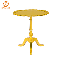 Table d'appoint de luxe dorée avec bord festonné, piétement ondulé en trépied, table d'appoint élégante pour hôtel, villa, projet, mobilier de salon