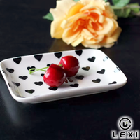 Ensemble d'assiettes rectangulaires en céramique à motif cœur noir romantique avec inscription « I Love », parfait pour servir des desserts à l'occasion d'un anniversaire de mariage