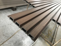 Matériaux de construction extérieurs en composite bois-plastique en gros, revêtement mural WPC solide résistant aux UV, panneaux d'ingénierie
