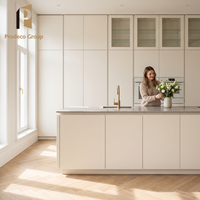 Conception de cuisine moderne avec armoires blanches, projet de construction personnalisé pour villa, armoires de cuisine complètes