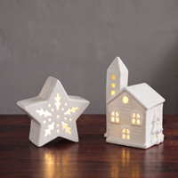 Figurine de maison de Noël en céramique avec lumière, décor de table de Noël sculpté creux, cadeau de décoration pour la maison, vente en gros